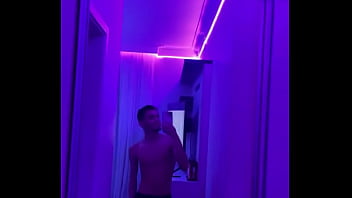 Foi quase 4 horas colocando fita led no quarto todo porém eu acho que dessa vez não vai cair Foi quase 4 horas colocando fita led no quarto todo porém eu acho que dessa vez não vai cair