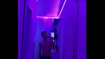 Foi quase 4 horas colocando fita led no quarto todo porém eu acho que dessa vez não vai cair