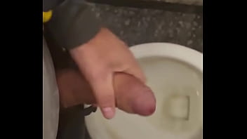 Batendo Uma No Banheiro Da Rodoviaria thumbnail