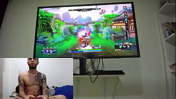 Se Pone A Jugar En Su Consola Desnudo thumbnail