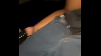 Esposa umilhando o corno com outro na cabine do carícia