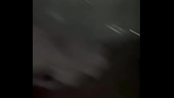 Esposa umilhando o corno com outro na cabine do carícia