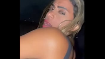 Esposa umilhando o corno com outro na cabine do carícia