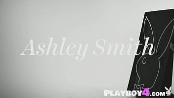 Sexy babe exposed sexy body and enjoyed hot posing