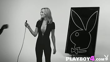 Sexy babe exposed sexy body and enjoyed hot posing