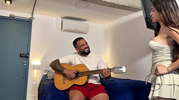 A ninfeta de 19 anos fodendo o cu e a bucetinha rosa completo no red