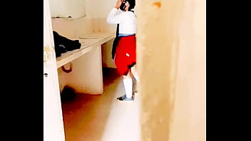 Estudiante folla con el profesor para pasar el curso