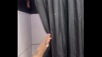 Um homem entro dentro vestuário de uma loja e me fodeu todinha com vontade sem camisinha