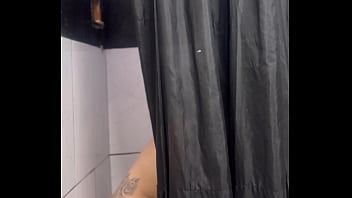 Um homem entro dentro vestuário de uma loja e me fodeu todinha com vontade sem camisinha