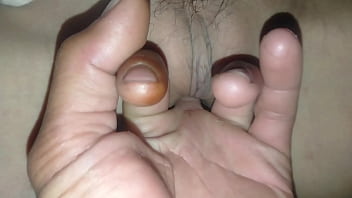 สาวนักเรียนหีสวยแหกหีให้เห็นเม็ดแตดแล้วเอาควยเยัดรูหี