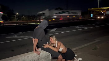 Esposa dando pra um estranho no meio da via pública rj