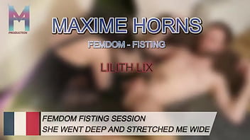 Elle m’a ouvert le cul avec sa main jusqu’à ce que je supplie fisting brutal sensuel animal filmé au plus