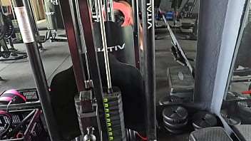 Fodi a morena gostosa na academia e ainda gozei dentro dela