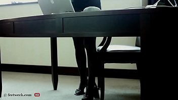 Worship my sexy nylon feet