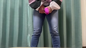 ジーンズの中で電マオナニーしてたら潮吹いちゃってジーンズが濡れちゃいました