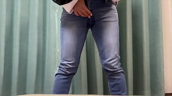 ジーンズの中で電マオナニーしてたら潮吹いちゃってジーンズが濡れちゃいました