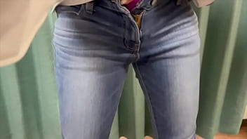 ジーンズの中で電マオナニーしてたら潮吹いちゃってジーンズが濡れちゃいました