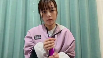 ジーンズの中で電マオナニーしてたら潮吹いちゃってジーンズが濡れちゃいました