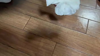 ジーンズの中で電マオナニーしてたら潮吹いちゃってジーンズが濡れちゃいました