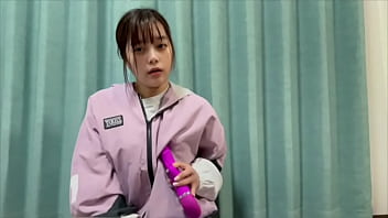 ジーンズの中で電マオナニーしてたら潮吹いちゃってジーンズが濡れちゃいました