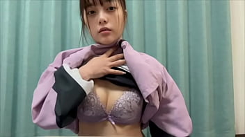 ジーンズの中で電マオナニーしてたら潮吹いちゃってジーンズが濡れちゃいました