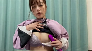 ジーンズの中で電マオナニーしてたら潮吹いちゃってジーンズが濡れちゃいました