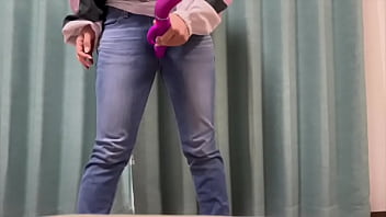 ジーンズの中で電マオナニーしてたら潮吹いちゃってジーンズが濡れちゃいました