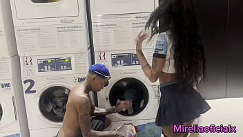 Essa magrinha adora um novinho pauzudo que faça ela de putinha