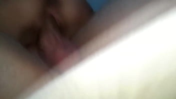 Deslizando com a bucetão na rola grossa