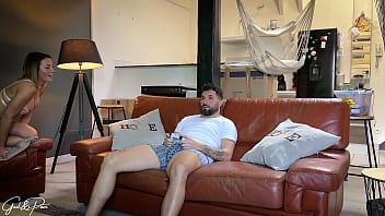 S'il te plaît laisse moi sucer ton gros joystick pendant que tu joues à la console