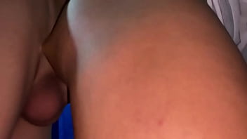 Me masturbo y ella se traga mi espesa leche