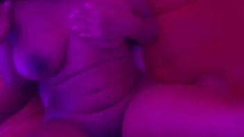 Sorprendo a mi madrastra y le doy mi enorme polla