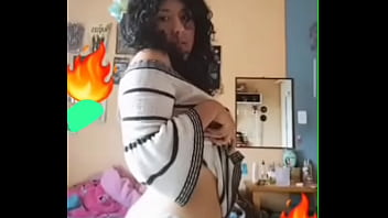 Se le ven las tetas a chibola