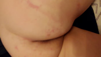 Calvoyrubia gatita poniendo cola