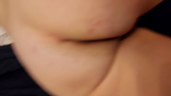 Calvoyrubia gatita poniendo cola