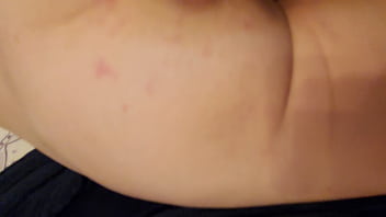 Calvoyrubia gatita poniendo cola