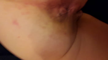 Calvoyrubia gatita poniendo cola