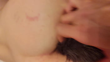 Calvoyrubia gatita poniendo cola