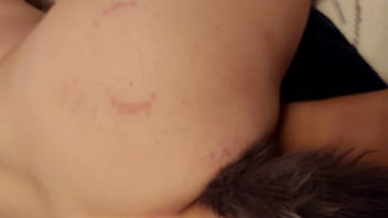 Calvoyrubia gatita poniendo cola