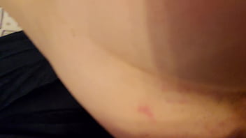 Calvoyrubia gatita poniendo cola