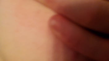 Calvoyrubia gatita poniendo cola