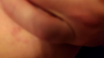 Calvoyrubia gatita poniendo cola