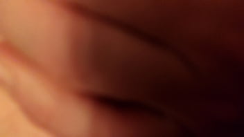 Calvoyrubia gatita poniendo cola