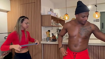 Ela foi tirar minhas medidas e quando viu a grossura do mastro não caiu de boca