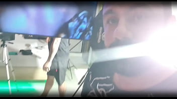 A loira casada safada com fogo na buceta deu ate nos bastidores com a camera desligada