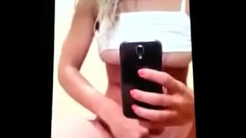 Blenda loira gostosa batendo excitada pra cam