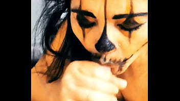 Halloween inesquecível milf gostosa desconhecida e má suga todo esperma dos homens e engole seus sémen o casado sofre sem esperma para a esposa depois daquela última noite a milf casada procurou outro que pudesse mais uma ve