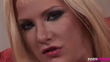 Blonde vixen caroline handle two thick sticks perfectly gp1857