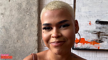 Essa gata de 20 aninhos gosta de sexo e o namorado corno gosta de ver vídeos dela trepando