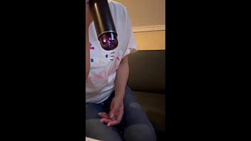 カラオケのマイクを握るとおちんちんを触ってるような感じしてオナニーしたくなる地味な女性大生のオナニー。